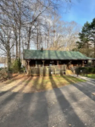 New Finished Lower Level. Peaceful 5-Bedroom Lake Front Cabin Easy Walk to Lake.