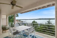 Lovely lakeside condo with pool, tennis court, fireplace, & washer/dryer Hotels in Village of Four Seasons