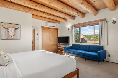 Mountain Views and Cozy Kiva Fireplace - Exquisite Santa Fe Retreat