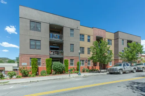 Prime Downtown Location with High-End Finishes - Luxurious Retreat