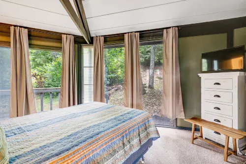 Classic roundhouse next to ski lodge w/panoramic view, retro fireplace & balcony Hotels in Sugar Mountain