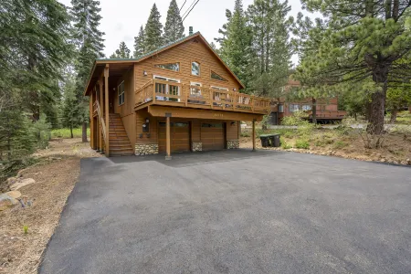 Stunning Chalet with Hot Tub and Spacious Living Areas - Elegant Escape Отели рядом с достопримечательностью «California Historical Landmark 780-6: Transcontinental Railroad in Truckee»