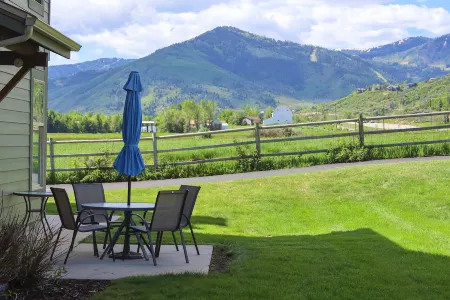 Two-Story Condo Near Skiing with Fast WiFi, Central AC, Fireplace, & Grill