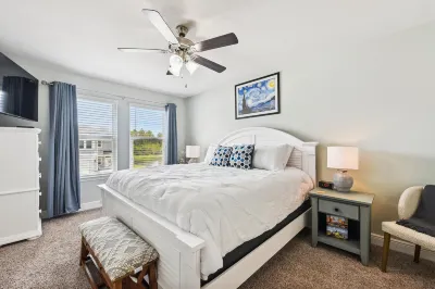 Spacious Townhouse with Pool Access and Entertainment - Beautiful Retreat Отели рядом с достопримечательностью «Blue Gravity»