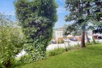 Renovated Queen Anne Escape | Smart TV, Parking, Patio & Walkable Locale Hotels in Bainbridge