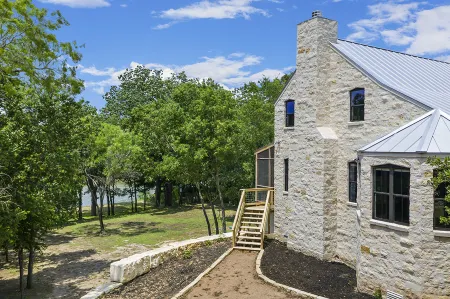 Stunning River Access and Beautiful Views - Gorgeous Serene Cabin Отели рядом с достопримечательностью «Texas White House»