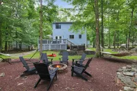 Themed| Lake | Pool | Hot Tub | Movie Screen