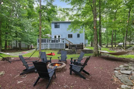 Themed| Lake | Pool | Hot Tub | Movie Screen