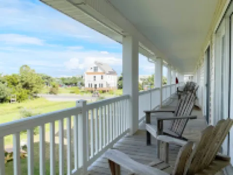 Charming Decks and Whirlpool Tub - Delightful Oasis Retreat