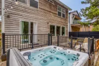 Woodland Trails and Hot Tub Retreat - Captivating Coastal Haven