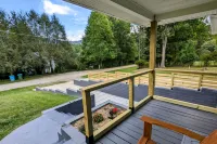 Charming Fenced Yard and Cozy Fire Pit - Enchanting Mountain Retreat Hotels in Swannanoa