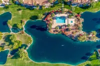 Private Lake and Spa with Mountain Views - Stunning Oasis Retreat