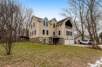 The Lakeside Artist's Retreat Unit - Colchester, VT 3BR, 2BA - Sleeps 8