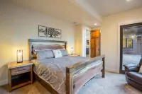 Private Hot Tub and Scenic Forest Views - Charming Luxury Haven