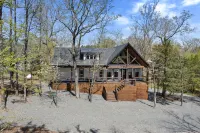 Ideal Romantic Getaway in Heart of Hochatown - Charming Cabin
