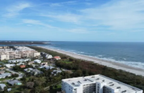 Spacious Townhome with Private Patio - Luxurious Tranquil Oasis