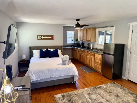 Private Retreat For You w/HEATED Pool, Private Dock,  Activity gym, 100 acres!