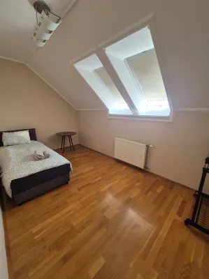 Mathias, a Spacious 2-Bedroom Apartment with 2 Bathrooms & Private Parking - 4 stelle