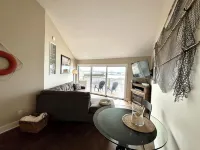 Relaxing 2-bed, 2 bath. River view with dock. Walk to Jet express!