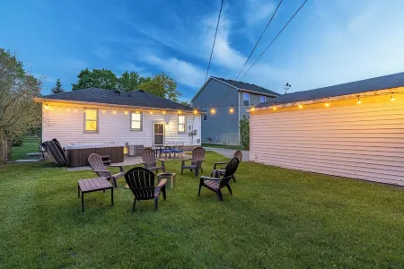 1 Mile from Downtown l Pet Friendly l Hot Tub