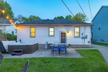 1 Mile from Downtown l Pet Friendly l Hot Tub