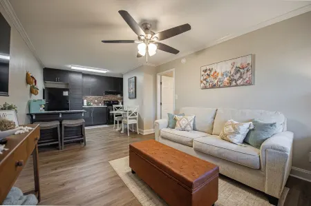 Tallahassee Gem-Next to Doak and CollegeTown-Ideal for FSU weekend.3 minute walk Отели рядом с достопримечательностью «FSU Flying High Circus»