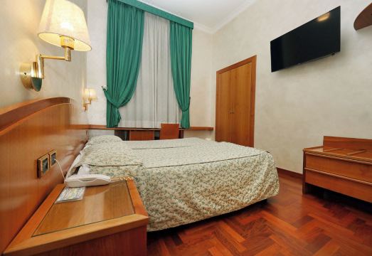 호텔 코롯의 레트로풍 바 및 휴식 공간