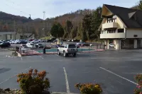 Econo Lodge Inn & Suites on the River - parking