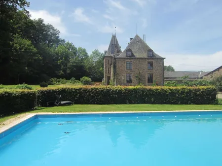Castle in Basse-Bodeux with Pool and Sauna Отели в г. Basse-Bodeux