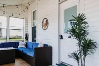 Happy Hen House 2-Bedroom House w/ Amazing Front Porch and Backyard Chickens