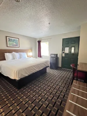 Country Hearth Inn & Suites Augusta - Hostels