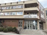 Hotel Opera Hotels in Јаромјержице на Рокитни