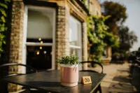 The Stratton House Hotel - parkir