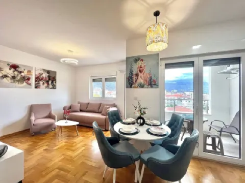 Azure Apartments Hotel di 