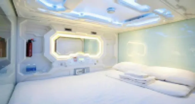 西貢河畔膠囊旅館