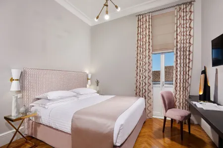 MiraMe Athens Boutique Hotel-House of Gastronomy Отели рядом с достопримечательностью «Stoa of Zeus Eleutherios»