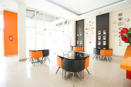 Pratisarawirya Guesthouse by Ecommerceloka Отели в г. Mulyorejo