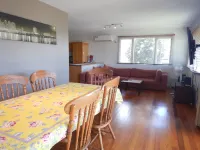 Spacious 2-Storey Home by The Bay: Sleeps 12 Hotel a Cleveland
