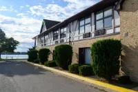 Days Inn by Wyndham Sarnia Harbourfront Hotels in Point Edward