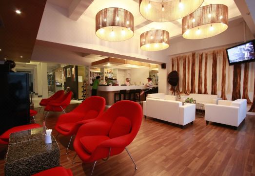 더 엠바시 사톤 이미지