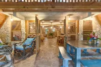 Chalet Tropical Hotel & Restaurant-Pizzeria Hotels in Лас Галерас