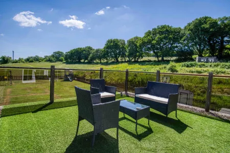 Hopkins Retreat Farm - 5 Bedroom House - Swansea Отели в г. Маур