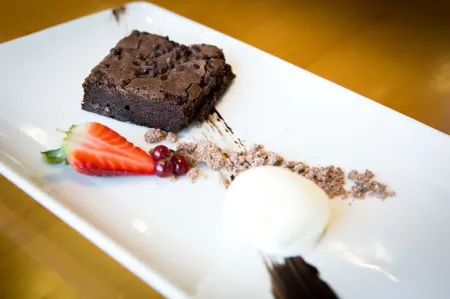 Ramada Plaza by Wyndham Wrexham Отели рядом с достопримечательностью «The Community Church Wrexham»