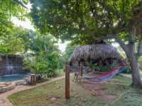 Chalet Tropical Hotel & Pool Bar Restaurant โรงแรมในลาส กาเลราส