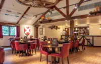Warwick Castle Hotel & Knight's Village Hotels in Warwick