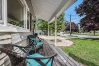 Charlevoix Home, Stroll to Town and Beaches