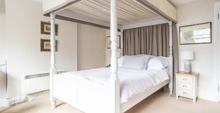 The Seaview Hotel and Restaurant Отели рядом с достопримечательностью «Сивью Уайлдлайф Энкантер»