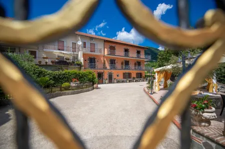 B&B Il Girasole Отели рядом с достопримечательностью «Sorrento Peninsula»