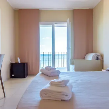 Hotel la Spiaggia Hotels near Orange Sun