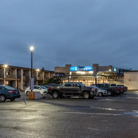 Ramada by Wyndham Thunder Bay Airlane Hotel